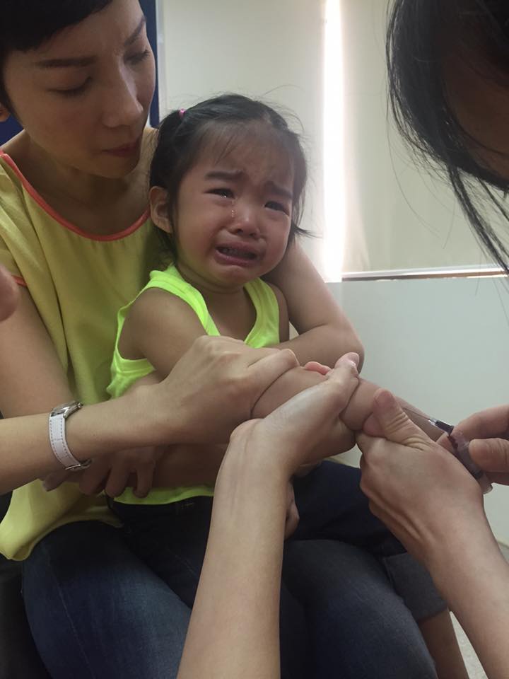 Xuân Lan ngậm ngùi, thương con. Cô chia sẻ 'Con vừa ho vừa sốt. Mẹ đưa con đi khám bệnh. Phải xét nghiệm máu, phải chụp X-ray, phải lấy đàm. Con khóc mẹ đứt ruột đứt gan. May là khám sớm. Không thì..'.