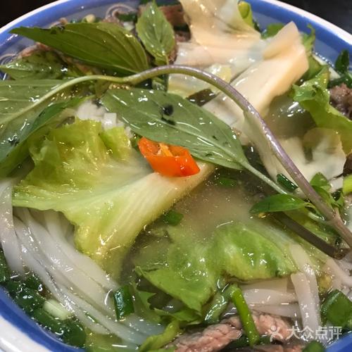 Độc đáo và mới lạ với thiết kế túi xách da hình dạng kim tự tháp rộng rãi.