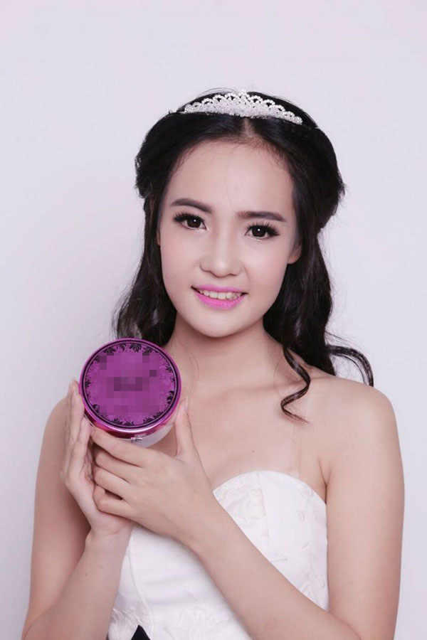 Bên cạnh đó, Thủy Tiên còn đầu tư kinh doanh mỹ phẩm, những lúc rảnh rỗi cô cũng nhận lời làm mẫu ảnh vì khá yêu thích công việc này. Thu nhập của Thủy Tiên mỗi tháng lên tới 50-70 triệu đồng.