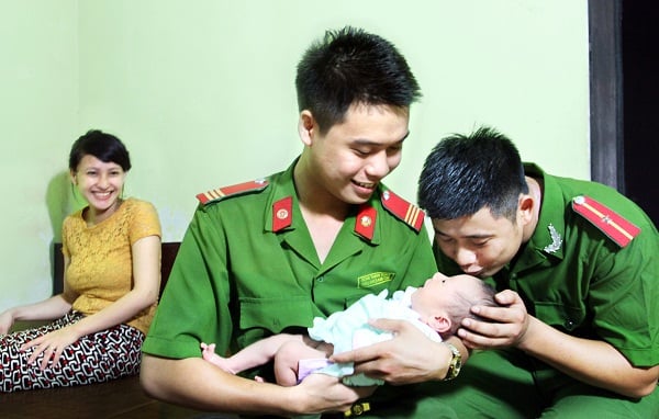 Thiếu úy Nguyễn Văn Tiệp và Thượng sỹ Đoàn Thanh Tùng (cán bộ Đội CSHS CAH Quốc Oai - Hà Nội) trở thành những bà đỡ bất đắc dĩ cho sản phụ Hoàng Thị Phương (đều trú tại xóm Núi - xã Cộng Hòa - huyện Quốc Oai) vào khoảng 4h sáng 22/6/2015.