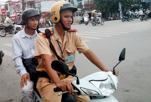 CSGT chở thí sinh đến địa điểm thi.