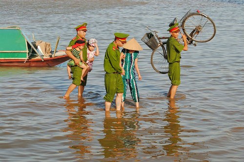 Công an phường Chương Dương tích cực sơ tán dân chống bão.