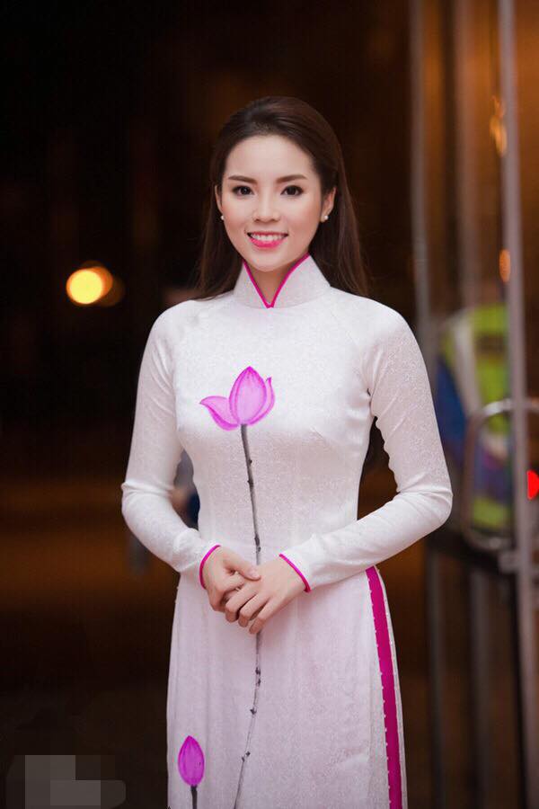 Hoa hậu Kỳ Duyên điệu đà, duyên dáng trong tà áo dài truyền thống.