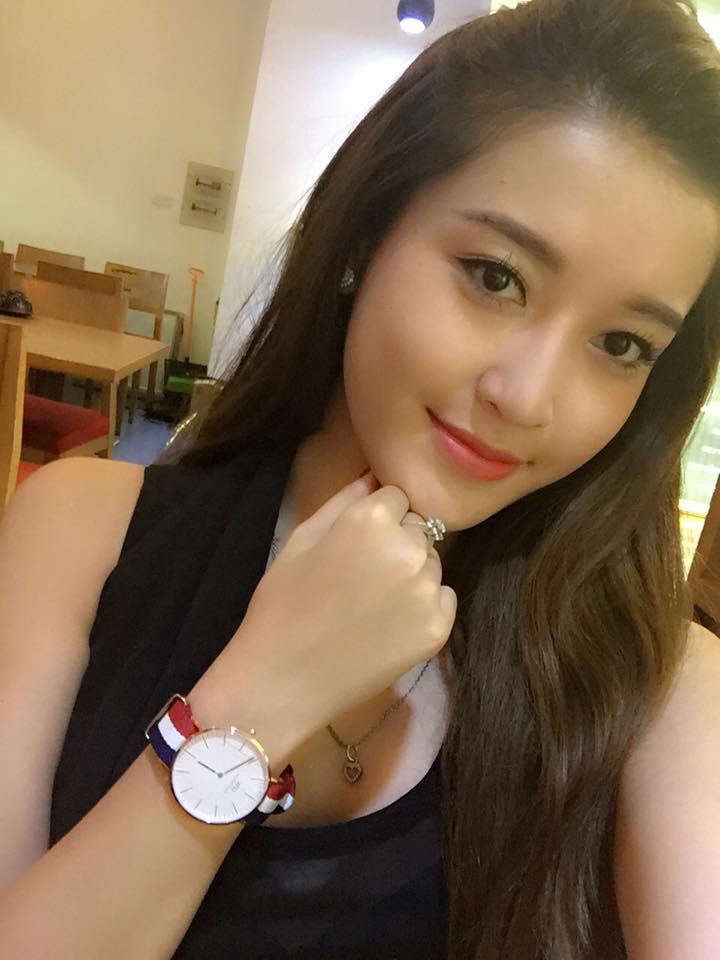 Huyền My mặt mộc xinh tươi.