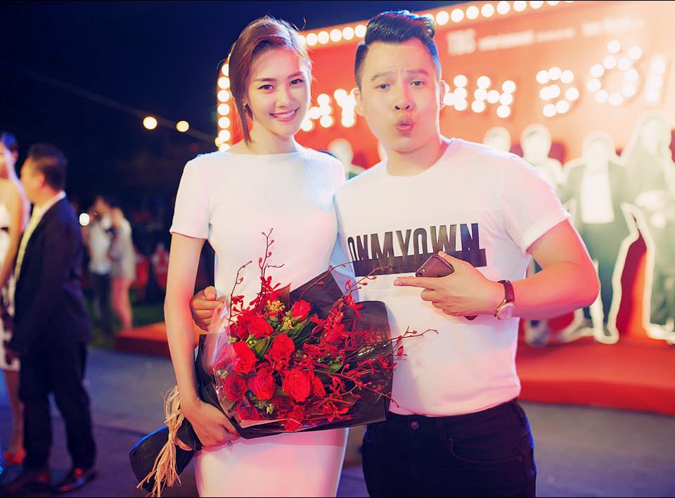 Khắc Tiệp xì tin, nhí nhảnh tạo dáng cùng 'đàn em' Linh Chi.