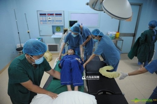 Có người cho rằng cô không quý trọng hình dáng do bố mẹ tạo ra. Có người cho rằng quan điểm làm đẹp cảu mỗi người không giống nhau.