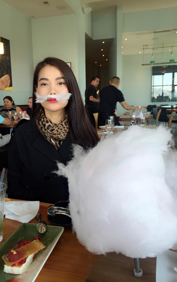 Sau nghi án giả mạo giải thưởng điện ảnh, Trương Ngọc Ánh tạo dáng với... kem bông.