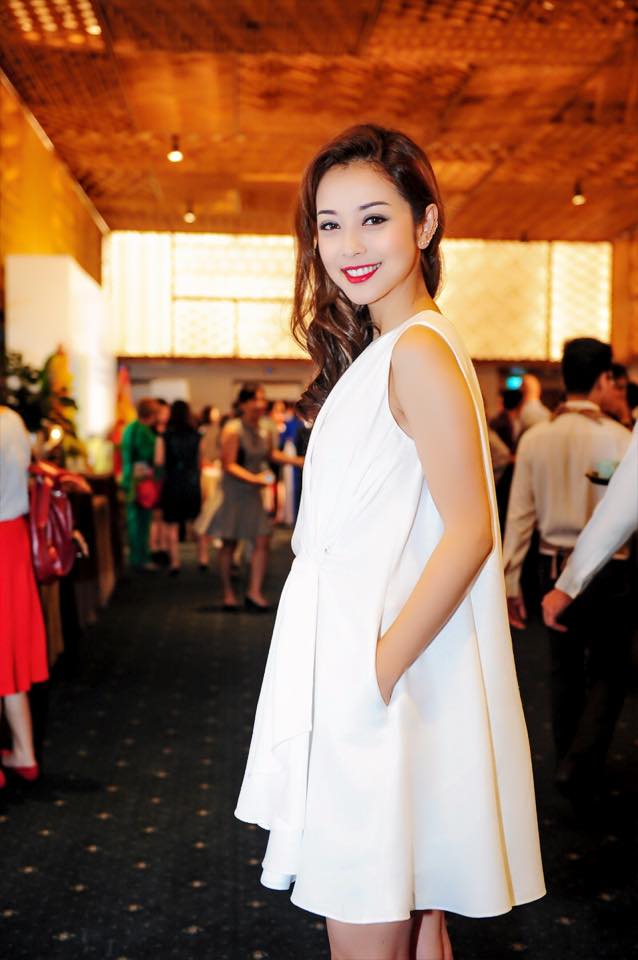 Jennifer Phạm xinh tươi đi dự tiệc.