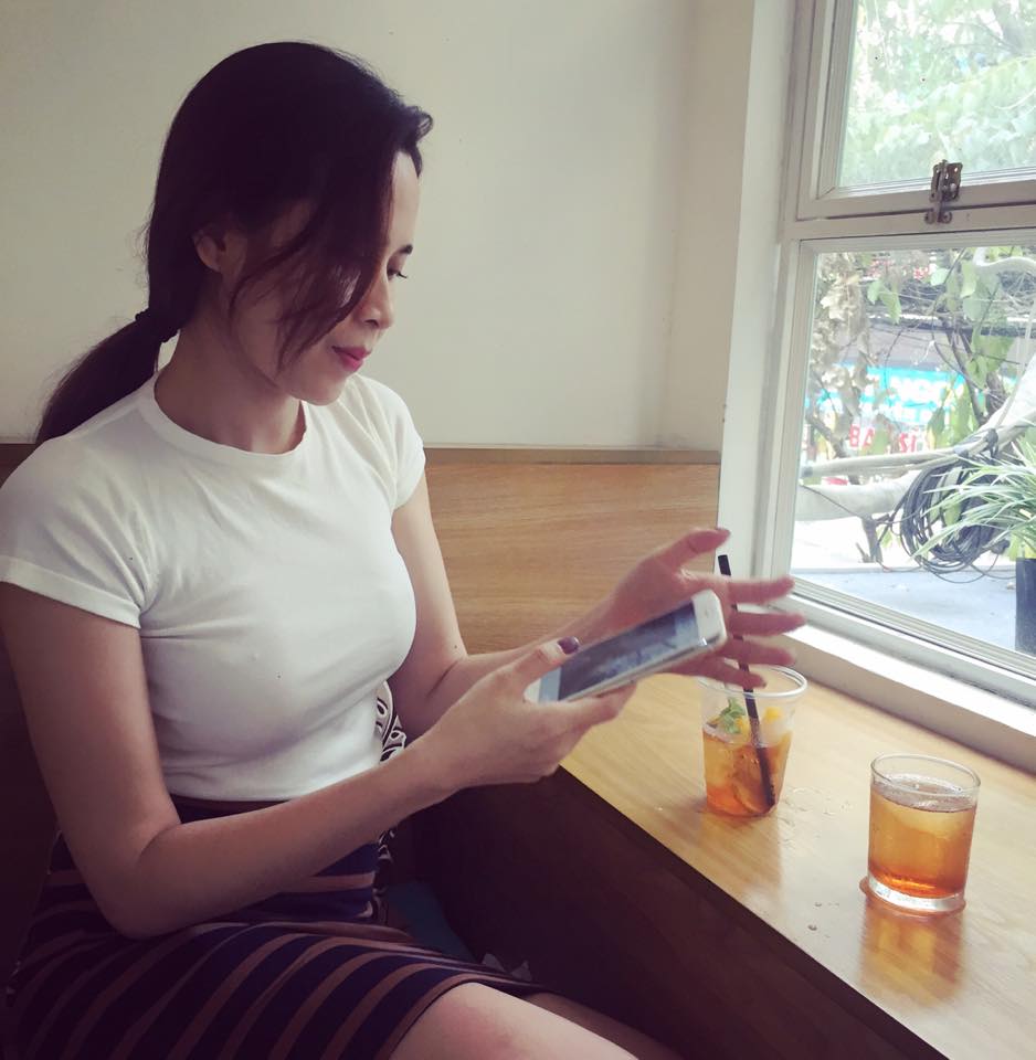 Lưu Hương Giang trầm tư, giản dị.