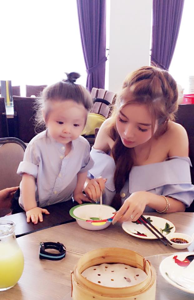 Những bức ảnh của hai mẹ con vừa đăng tải đã nhận được rất nhiều lượt like và các lời khen có cánh.