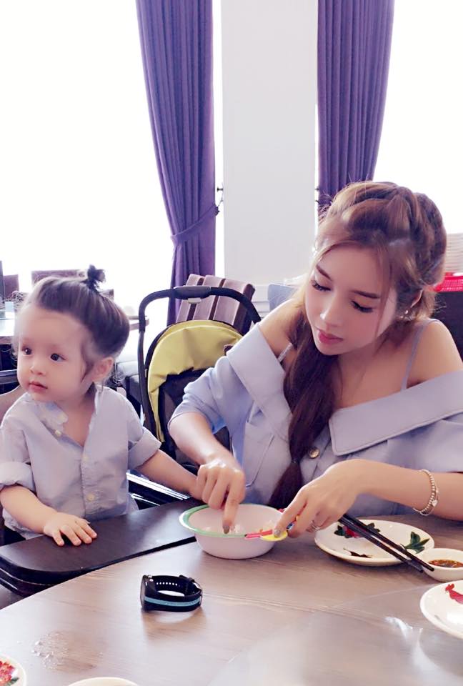 Elly Trần thường xuyên diện đồ đôi cùng con gái mỗi khi ra ngoài.