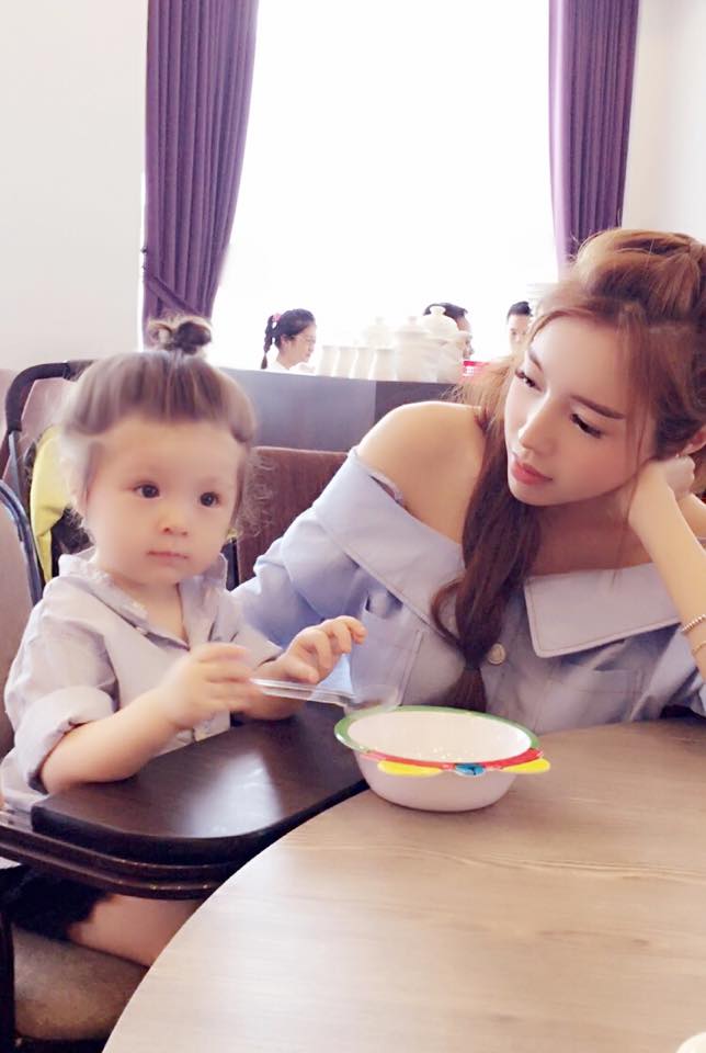 Cô bé Mộc Trà càng lớn càng đáng yêu.