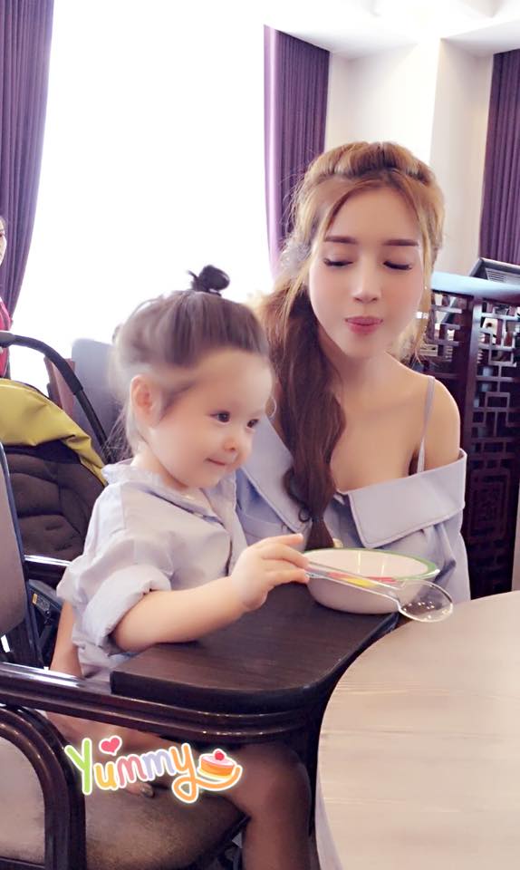 Elly Trần cũng được nhiều người nhận xét là càng ngày càng gợi cảm và xinh đẹp.