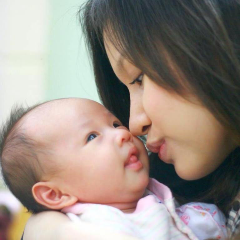 Thanh Vân Hugo khoe ảnh cũ, cô chụp cùng con trai bé bỏng.