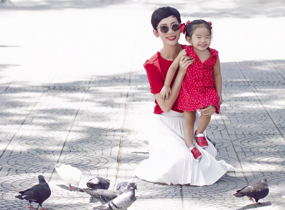 Xuân Lan và con gái 'tông xuyệt tông' diện gam đỏ.