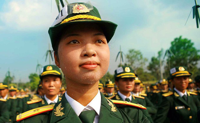 Dưới tiết trời nóng 36 độ C, nhiều chiến sĩ đã đổ mồ hôi.