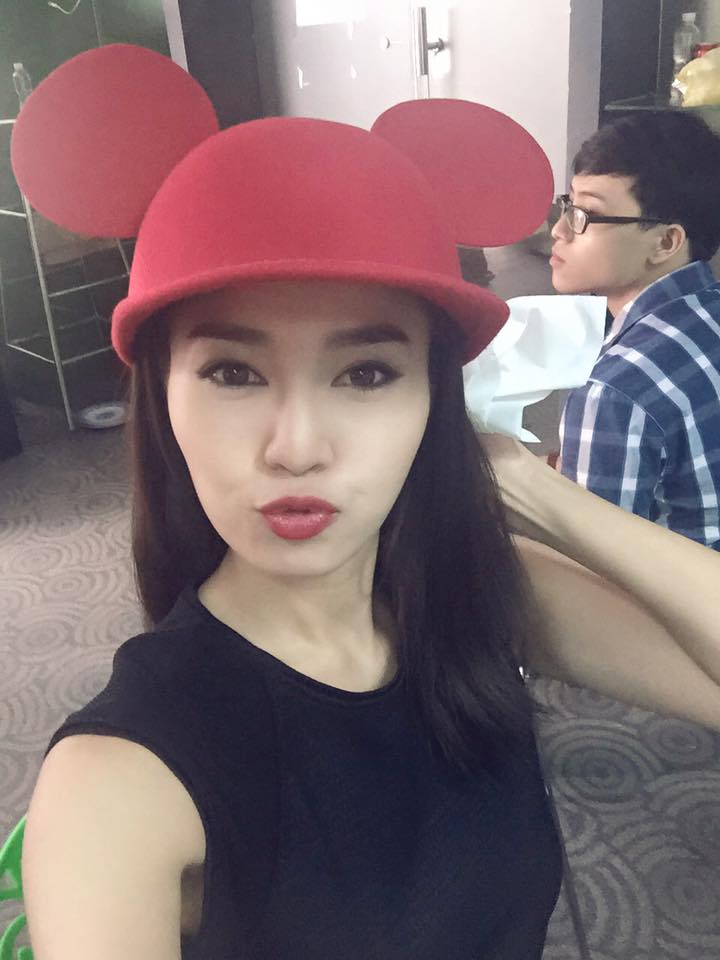 Diễn viên Lan Ngọc xì tin với mũ tai mèo.