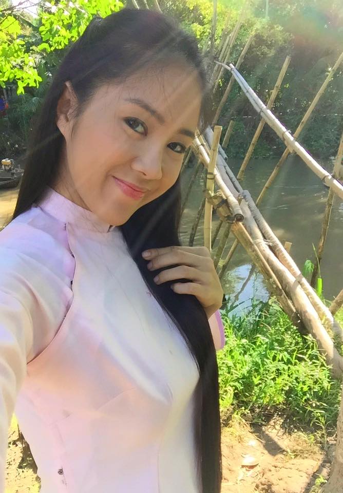 Lê Phương điệu đà, 'tự sướng' với áo dài truyền thống.