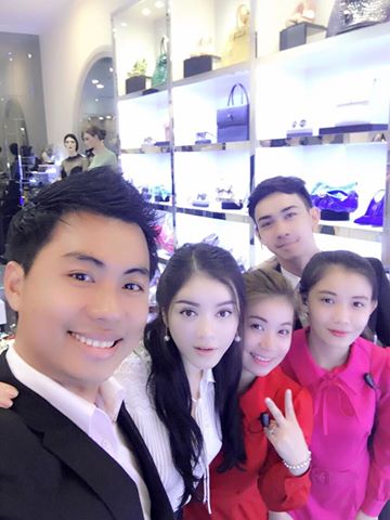 Lý Nhã Kỳ hòa đồng cùng nhân viên của mình.