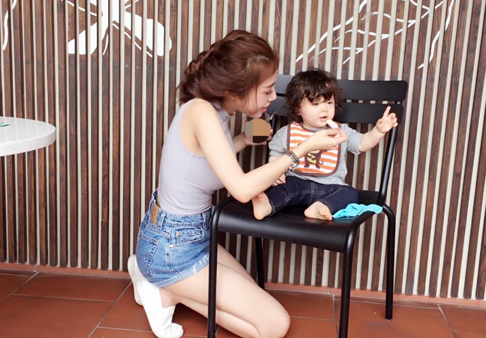 Cô bé được mẹ chăm sóc rất chu đáo.