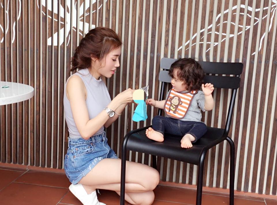 Hai mẹ con thường diện đồ giống nhau khi ra ngoài.