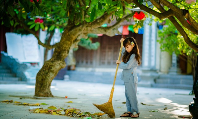Bé gái Hà Nội dịu dàng trong tà áo lam mùa Vu Lan về