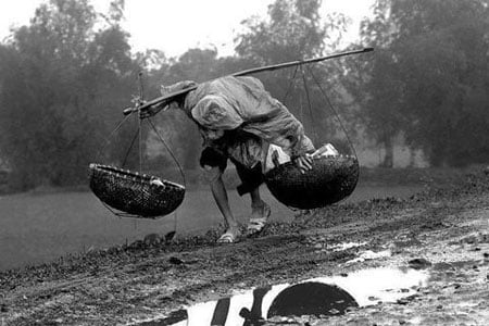 Mẹ già không quản ngại nắng mưa vất vả ngược xuôi lo lắng cho con ăn học thành tài.