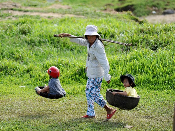“Cái cò cõng nắng cõng mưa. Mẹ tôi cõng cả bốn mùa gió sương”.