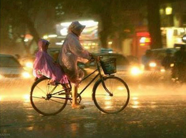 “Mẹ không có ô tô, mẹ không có xe máy nhưng được nấp sau lưng mẹ là hạnh phúc lớn nhất của đời con”.