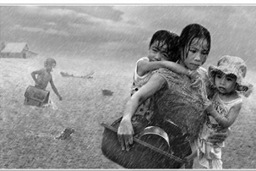 'Ôm chặt lấy mẹ, mẹ sẽ đưa con qua giông tố cuộc đời'.
