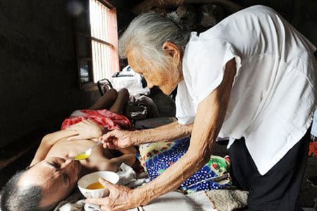 Chăm sóc con vô điều kiện.
