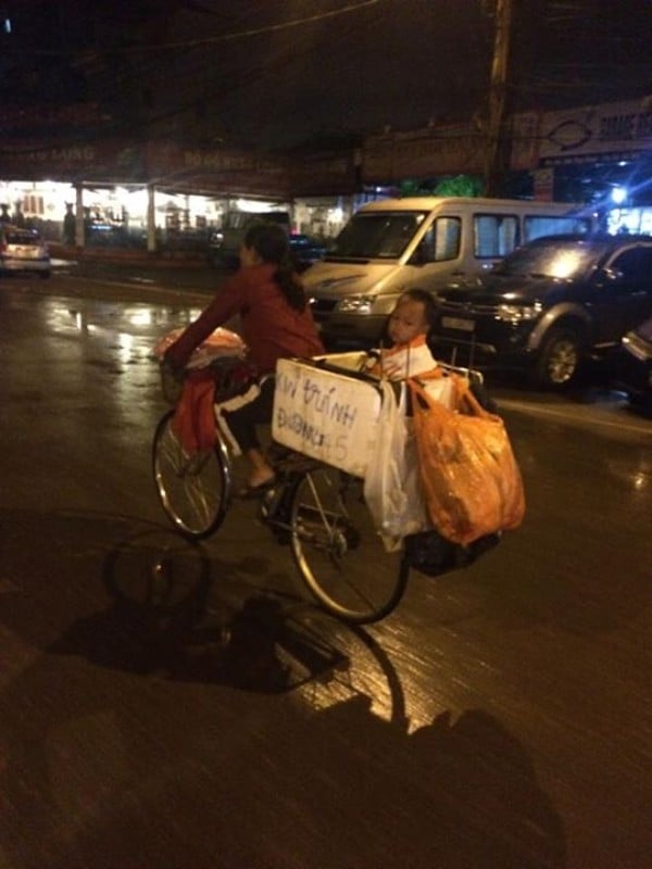 Mẹ luôn sát cánh bên con dù đường đời còn nhiều gian nan, trắc trở.