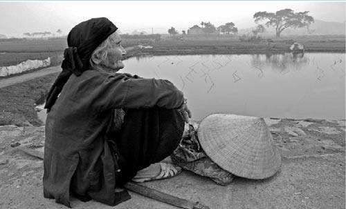 Người mẹ già còm cõi chờ con.
