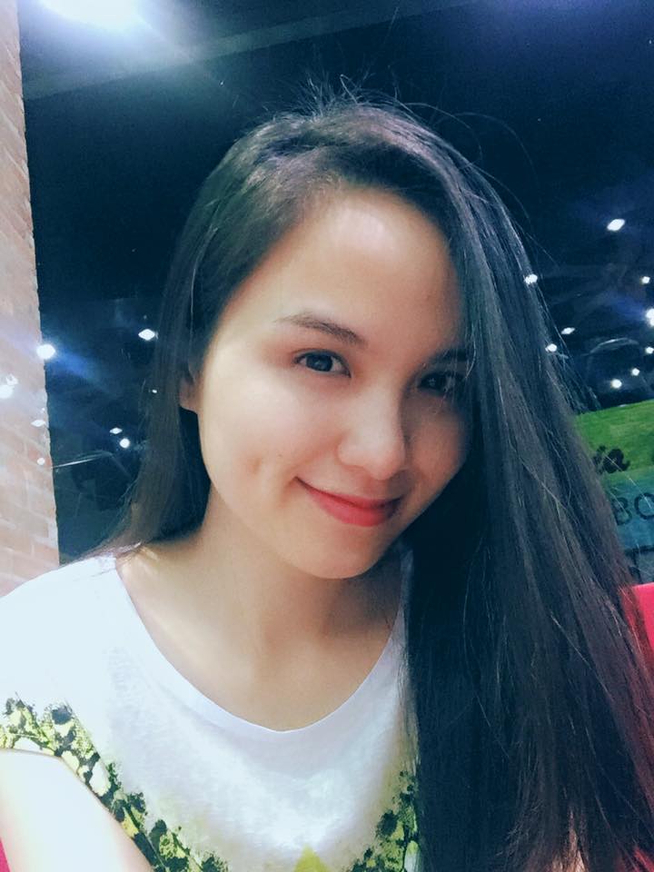 Diễm Hương 'tự sướng' khoe má lúm đồng tiền.