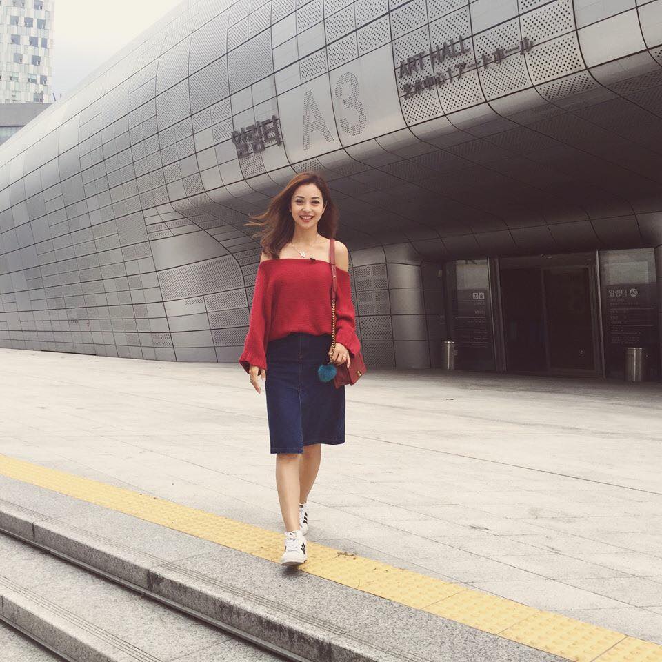 Jennifer Phạm một mình 'lang thang' dạo phố.