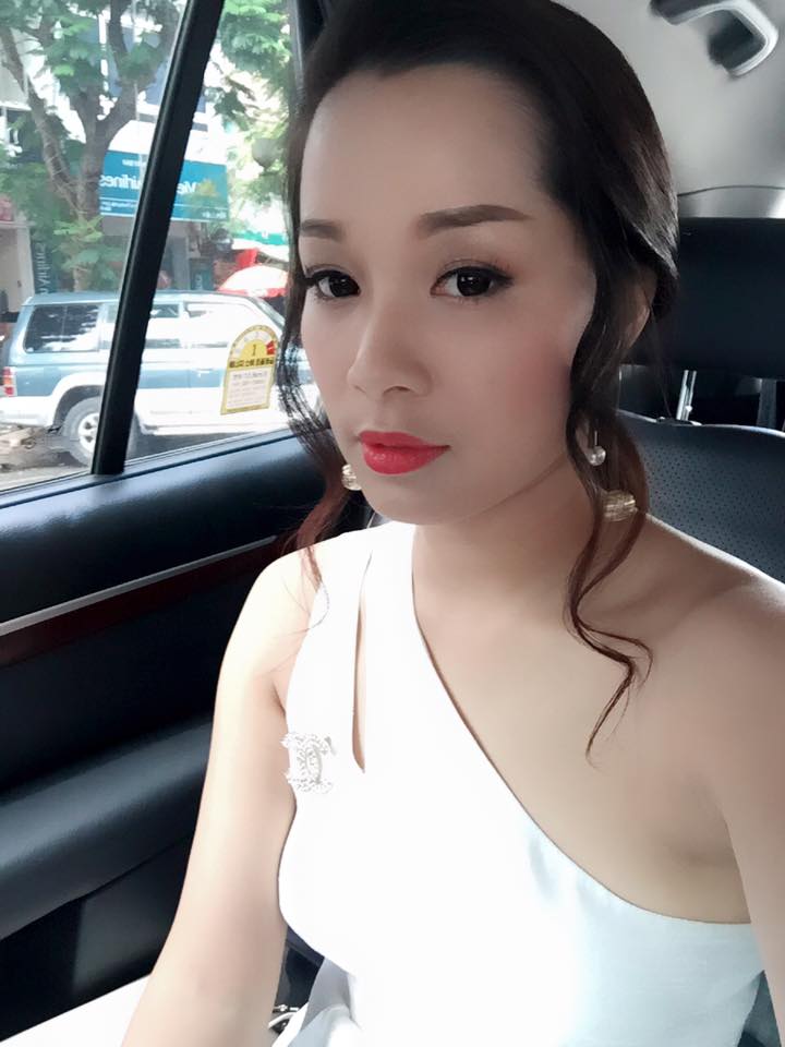 Minh Hương 'Vàng Anh' trang điểm tươi tắn đi dự tiệc.