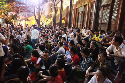 Phía bên trong khuôn viên chùa không còn một chỗ trống từ lúc 18h tối.
