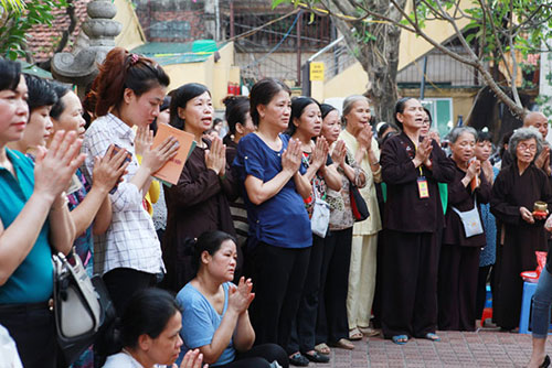 Người đứng, người ngồi, thành tâm khấn Phật.