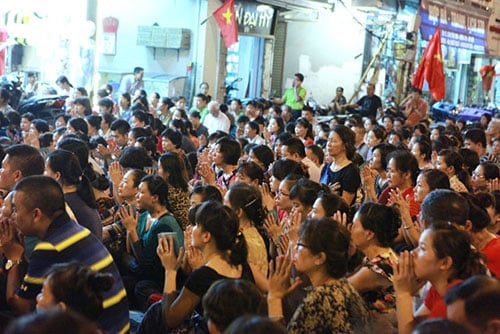 Giao thông ùn tắc cục bộ bởi người dân ngồi kín gần hết cả một đoạn đường.