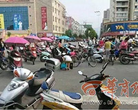 Hàng trăm người đổ xô ra đường để 