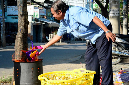 Họ quan niệm lễ nghi này sẽ cứu giúp các linh hồn khốn khổ, vất vưởng, lang thang không có nơi thờ. Những người kinh doanh buôn bán thường chuẩn bị đồ cúng một cách hậu hĩnh để lấy may, mong các cô hồn không quậy phá để yên ổn làm ăn.