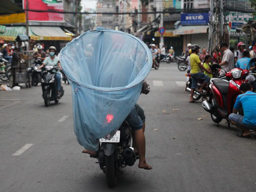 'Đội quân' này di chuyển khắp các con đường, ngõ hẻm Sài Gòn và mang theo cả những chiếc vợt lớn hoặc lồng gà để hứng tiền gia chủ thả xuống từ trên tầng cao.