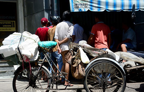 Nhiều cửa hàng kinh doanh làm ăn suôn sẻ đã phát phiếu nhận quà cho người nghèo nhân dịp rằm tháng bảy. Hàng chục người lao động nghèo như bán vé số, chạy xe xích lô... qua các cửa hàng này ghé vào nhận phiếu để hôm sau tới lấy quà.