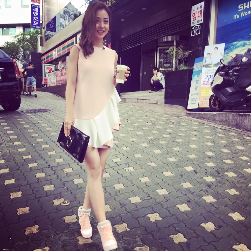 Jennifer Phạm điệu đà dạo phố.