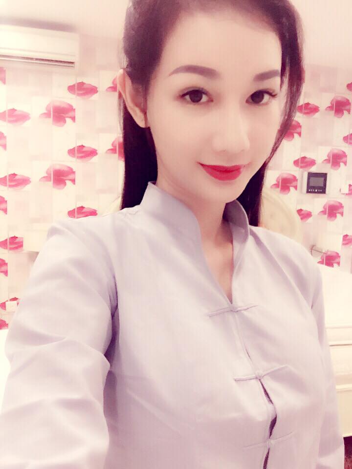Quỳnh Chi xinh đẹp, diện áo chùa trong ngày lễ Vu lan.