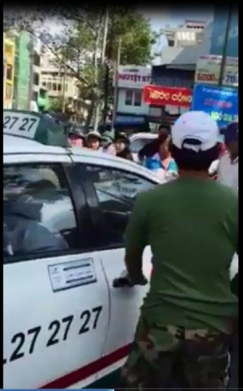Clip tài xế taxi hãng vinasun đánh người đi đường dã man
