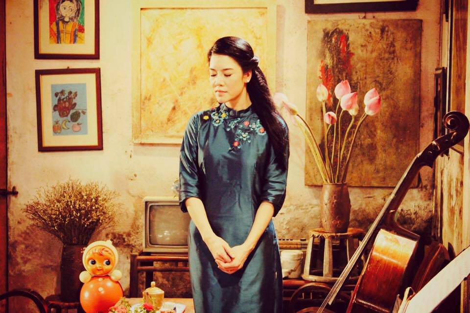 Thu Phương trầm tư, sang trọng trong bộ áo dài cách tân.