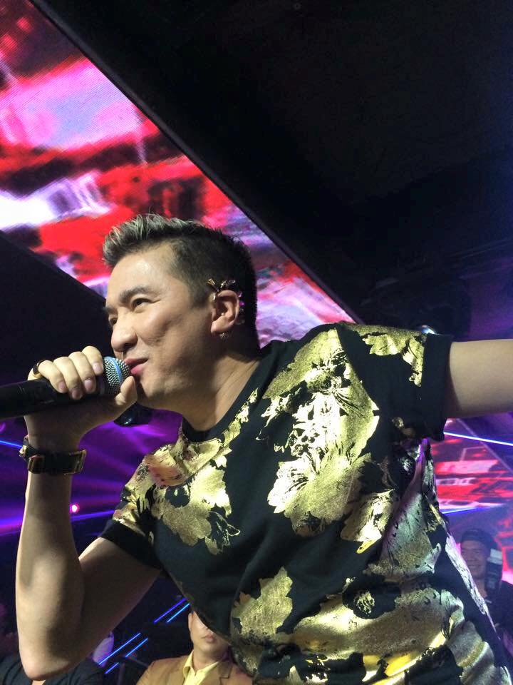 Đàm Vĩnh Hưng 'cực phiêu' trên sân khấu.