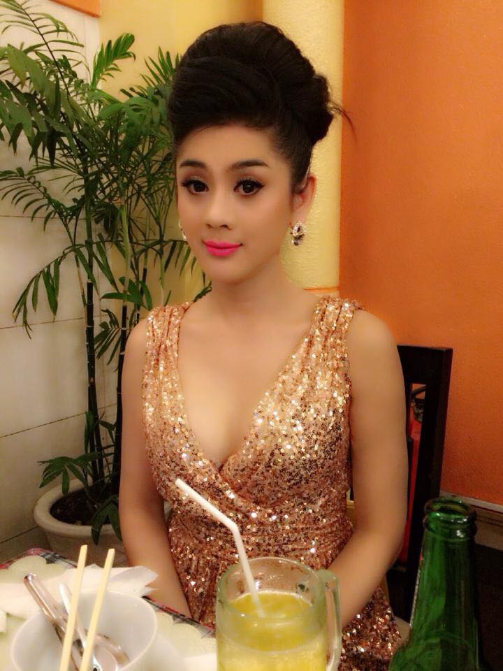 Lâm Chi Khanh yểu điệu với đầm khoét sâu cổ.