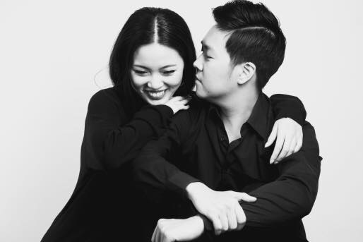 Lê Hiếu và bạn gái diện 'tông xuyệt tông', tạo dáng thân mật chụp hình trong bộ ảnh đen trắng.